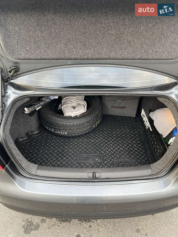 Седан Volkswagen Jetta 2009 в Києві