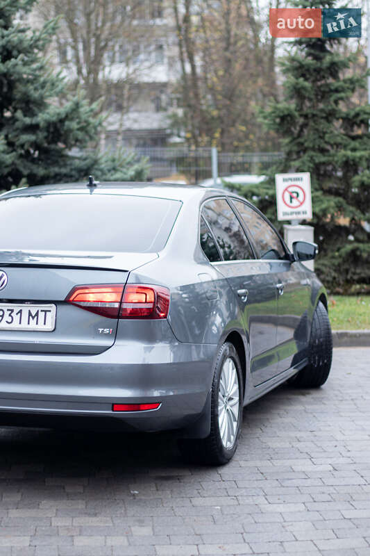 Седан Volkswagen Jetta 2015 в Львове