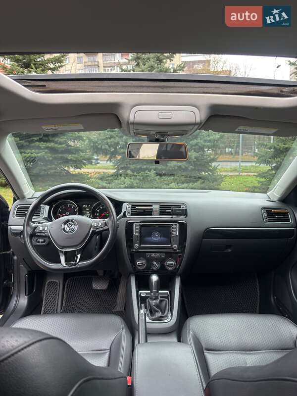Седан Volkswagen Jetta 2015 в Львове
