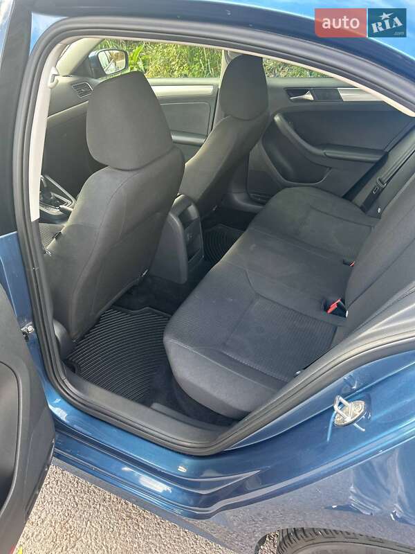 Седан Volkswagen Jetta 2016 в Львові