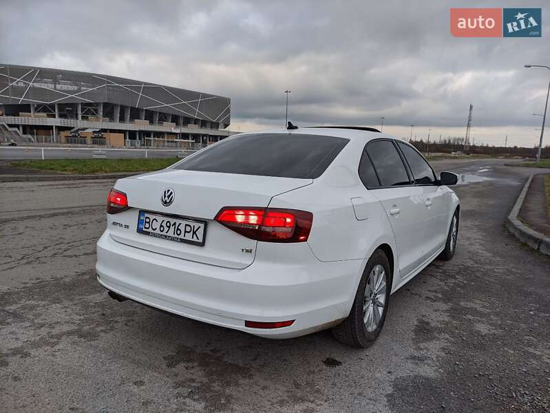 Седан Volkswagen Jetta 2016 в Львове