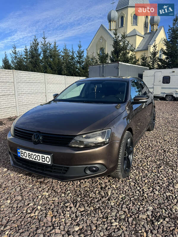 Седан Volkswagen Jetta 2011 в Бучаче