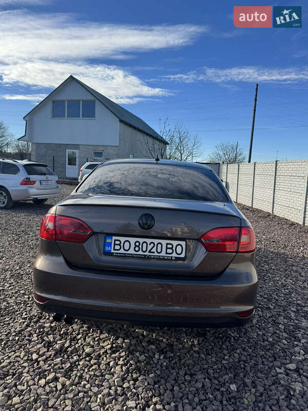 Седан Volkswagen Jetta 2011 в Бучаче