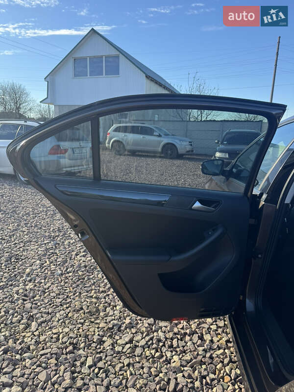 Седан Volkswagen Jetta 2011 в Бучаче