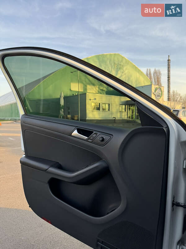 Седан Volkswagen Jetta 2015 в Києві фото 9 Седан Volkswagen Jetta 2015 в Києві