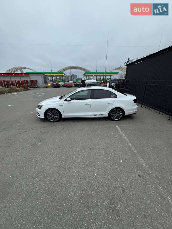 Седан Volkswagen Jetta 2016 в Киеве