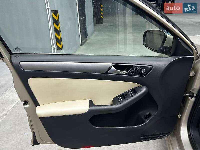 Седан Volkswagen Jetta 2014 в Чернівцях