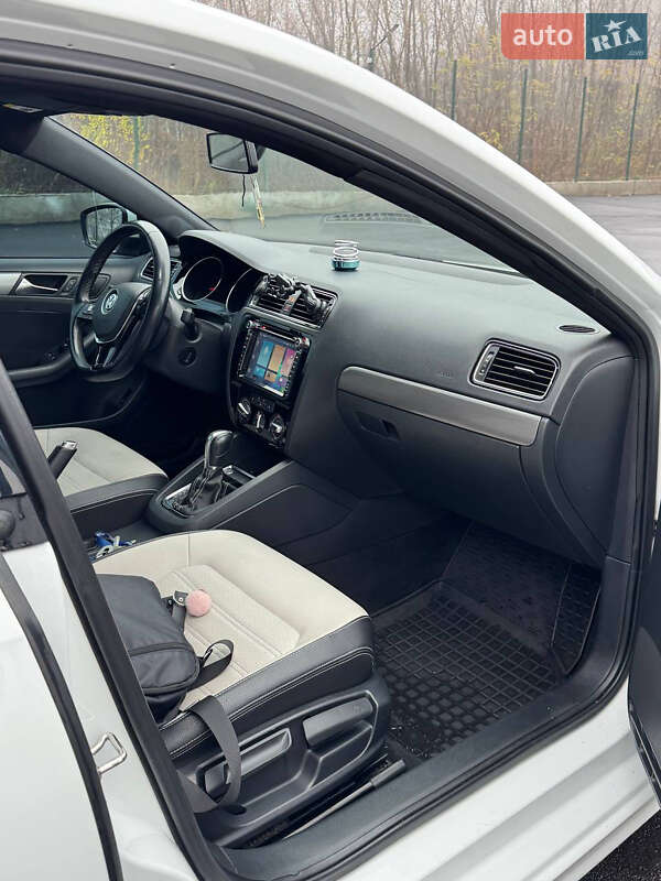 Седан Volkswagen Jetta 2016 в Киеве