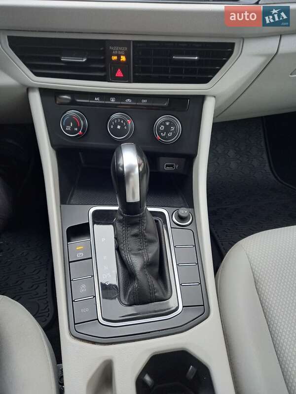 Седан Volkswagen Jetta 2019 в Львове