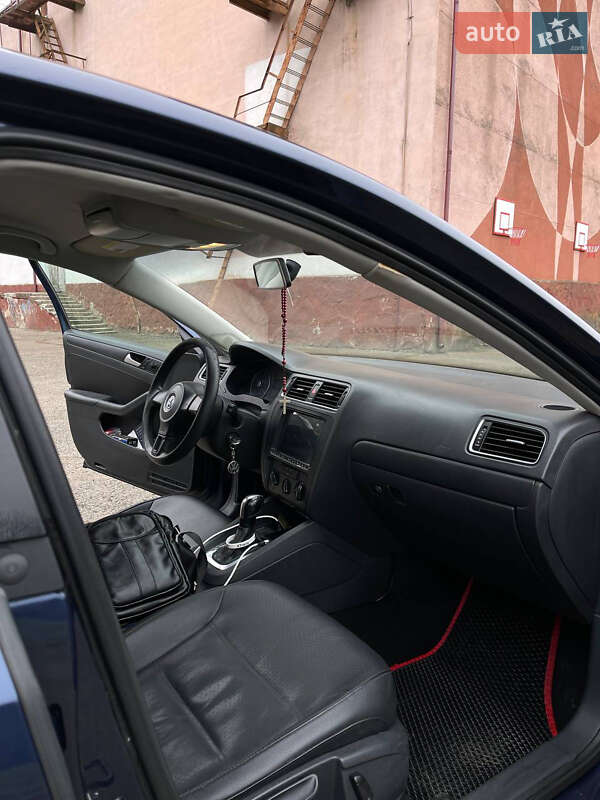 Седан Volkswagen Jetta 2014 в Івано-Франківську