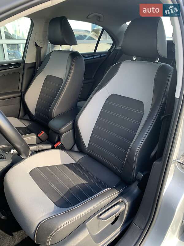 Седан Volkswagen Jetta 2016 в Львові