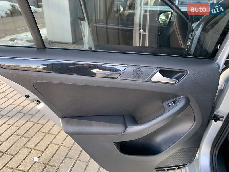 Седан Volkswagen Jetta 2016 в Львові