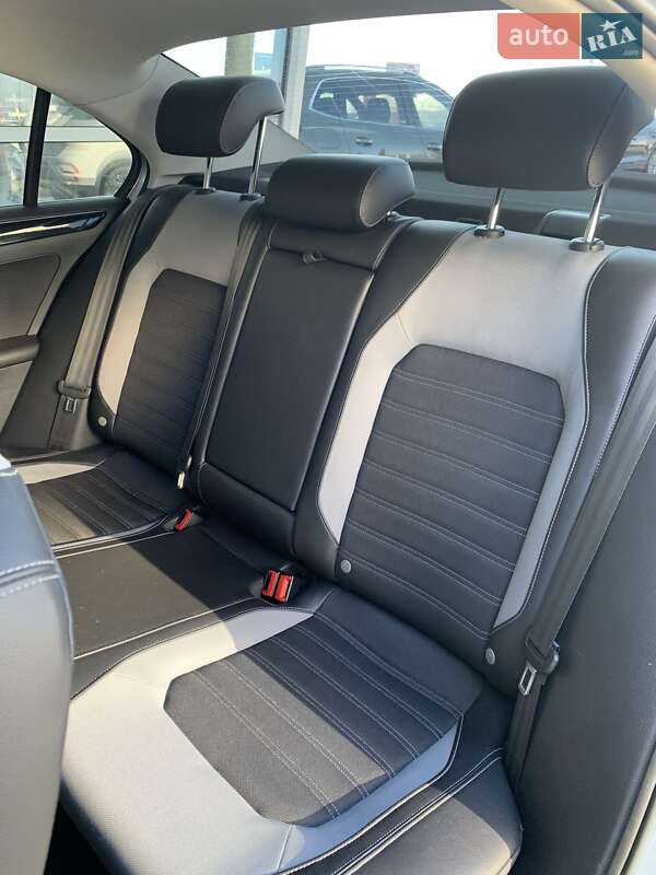 Седан Volkswagen Jetta 2016 в Львові