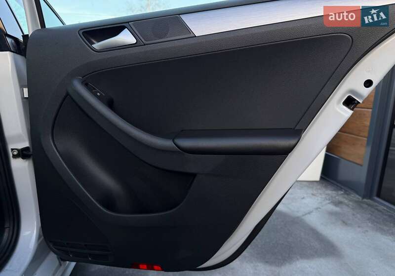 Седан Volkswagen Jetta 2017 в Ровно фото 59 Седан Volkswagen Jetta 2017 в Ровно