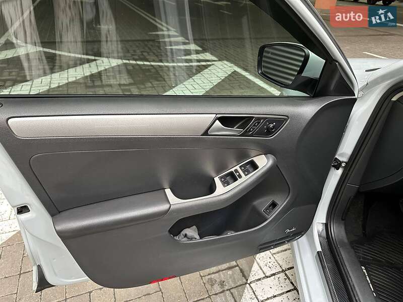 Седан Volkswagen Jetta 2016 в Києві