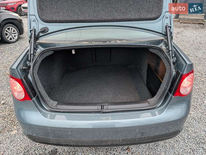 Седан Volkswagen Jetta 2006 в Ровно