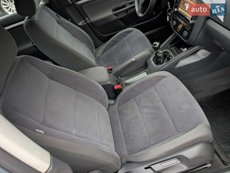 Седан Volkswagen Jetta 2006 в Ровно