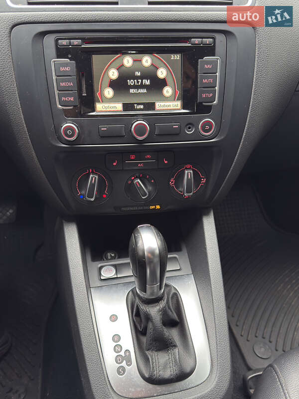 Седан Volkswagen Jetta 2013 в Кременчуці