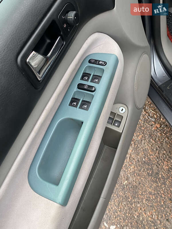 Седан Volkswagen Jetta 2003 в Чернігові