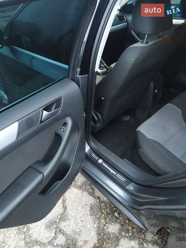Седан Volkswagen Jetta 2013 в Тараще фото 44 Седан Volkswagen Jetta 2013 в Тараще