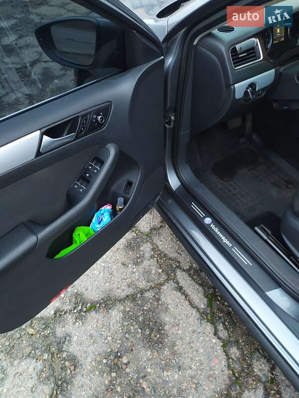 Седан Volkswagen Jetta 2013 в Тараще фото 49 Седан Volkswagen Jetta 2013 в Тараще