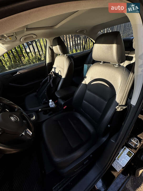 Седан Volkswagen Jetta 2014 в Львове