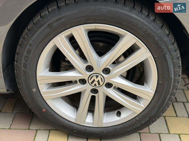 Седан Volkswagen Jetta 2015 в Дніпрі