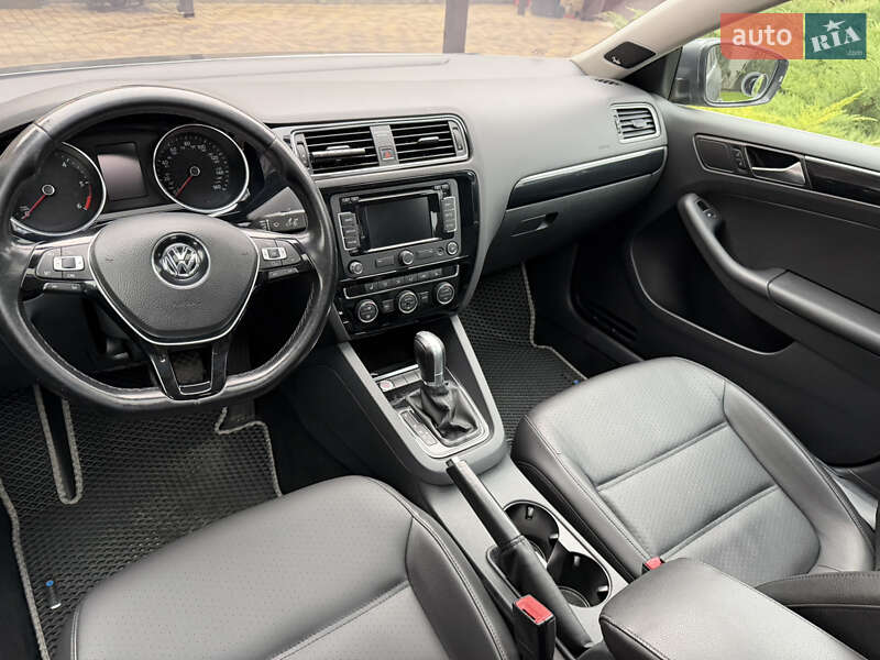 Седан Volkswagen Jetta 2015 в Дніпрі