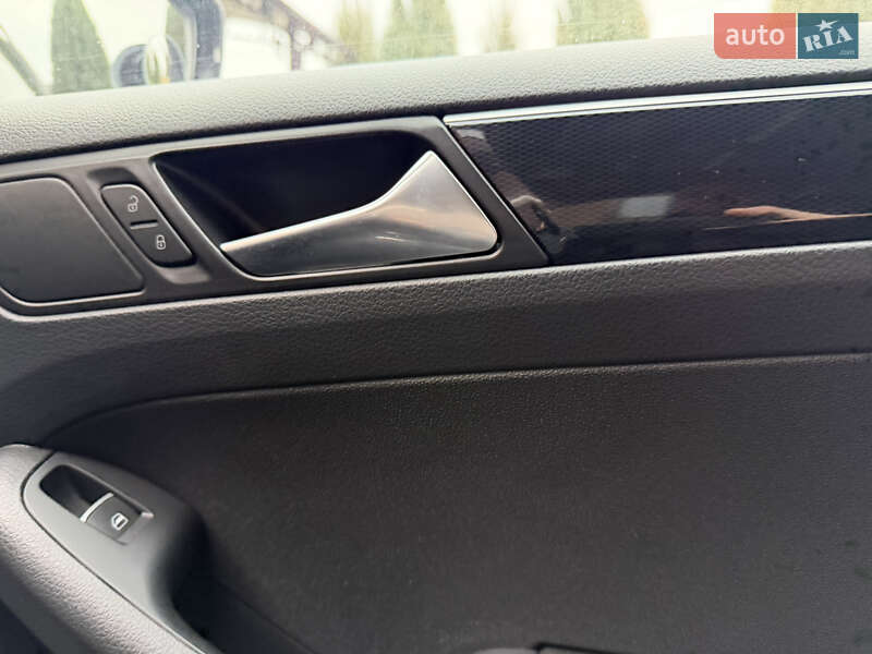 Седан Volkswagen Jetta 2015 в Дніпрі