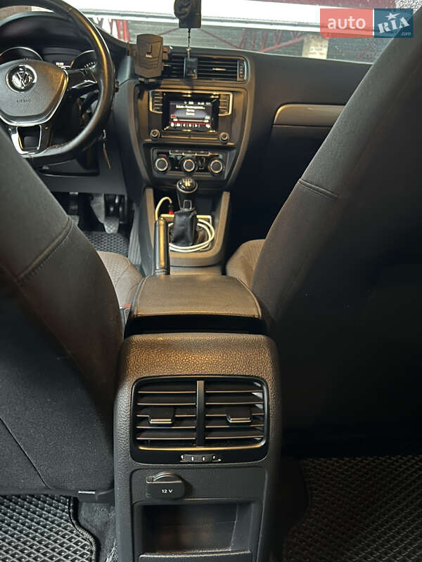 Седан Volkswagen Jetta 2016 в Львові