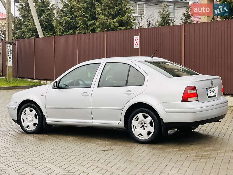 Седан Volkswagen Jetta 2004 в Чернівцях