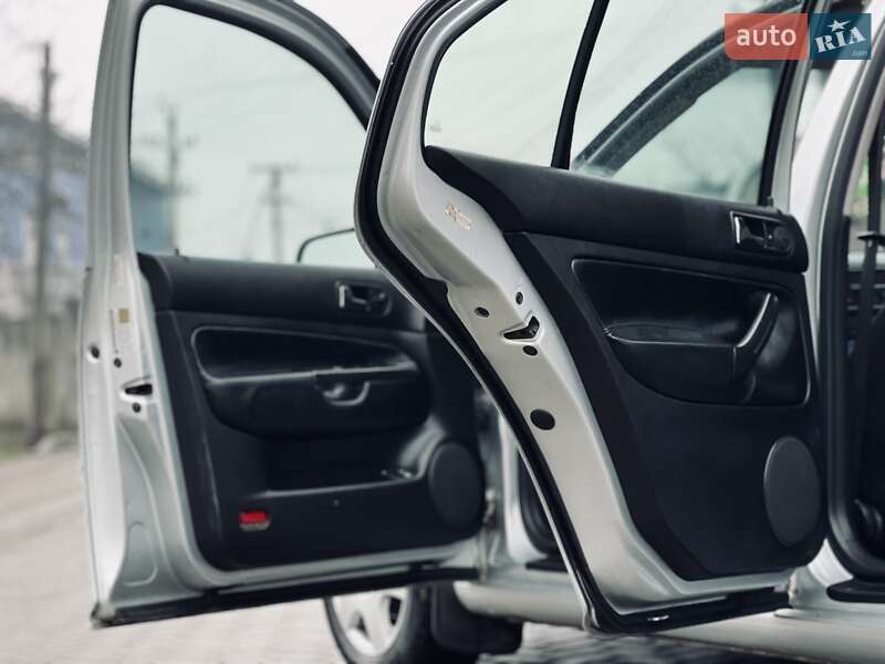 Седан Volkswagen Jetta 2004 в Чернівцях