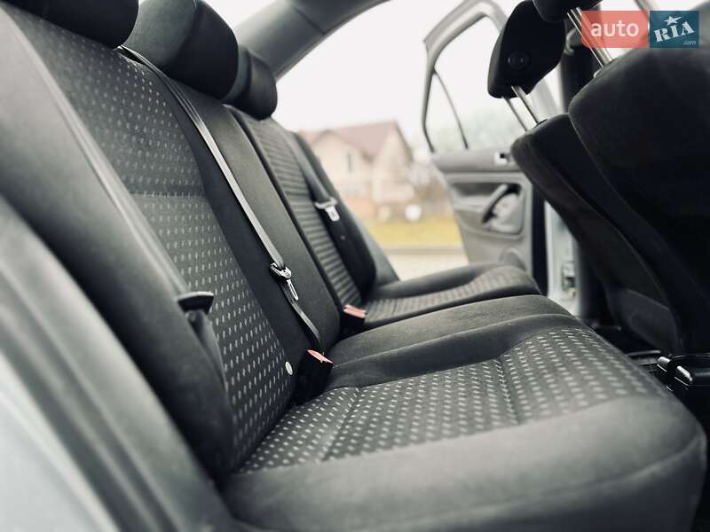 Седан Volkswagen Jetta 2004 в Чернівцях