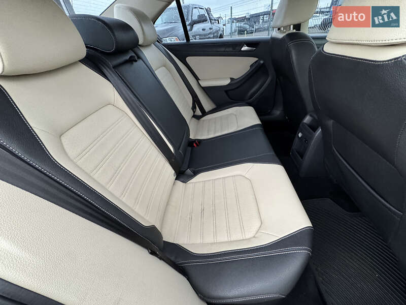 Седан Volkswagen Jetta 2012 в Києві