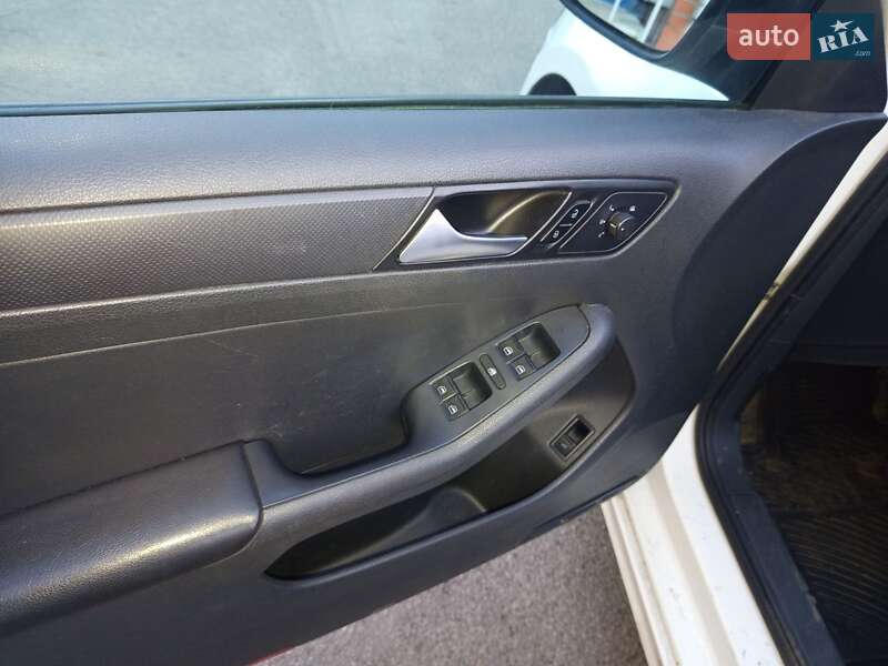 Седан Volkswagen Jetta 2013 в Києві