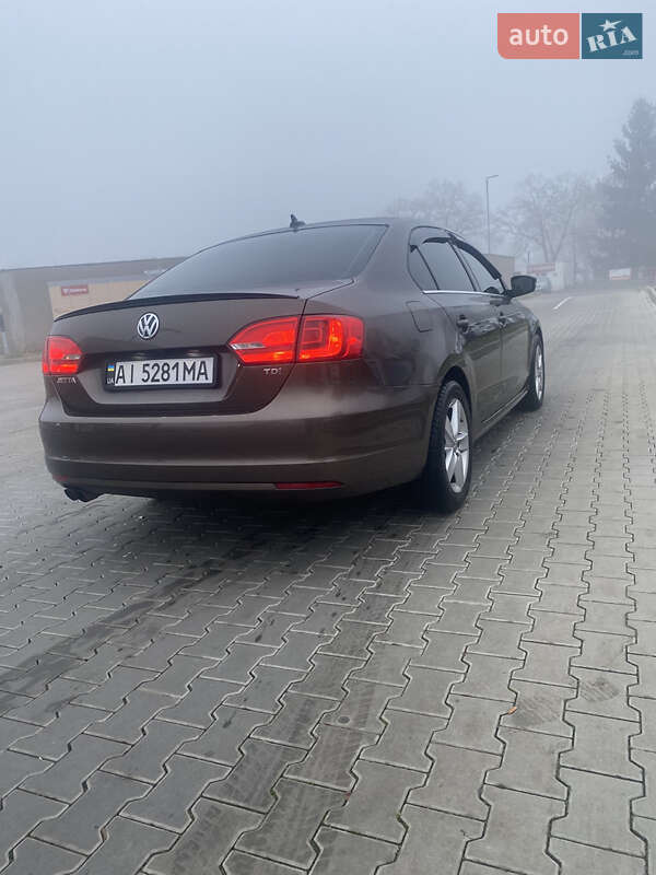 Седан Volkswagen Jetta 2013 в Тячеве