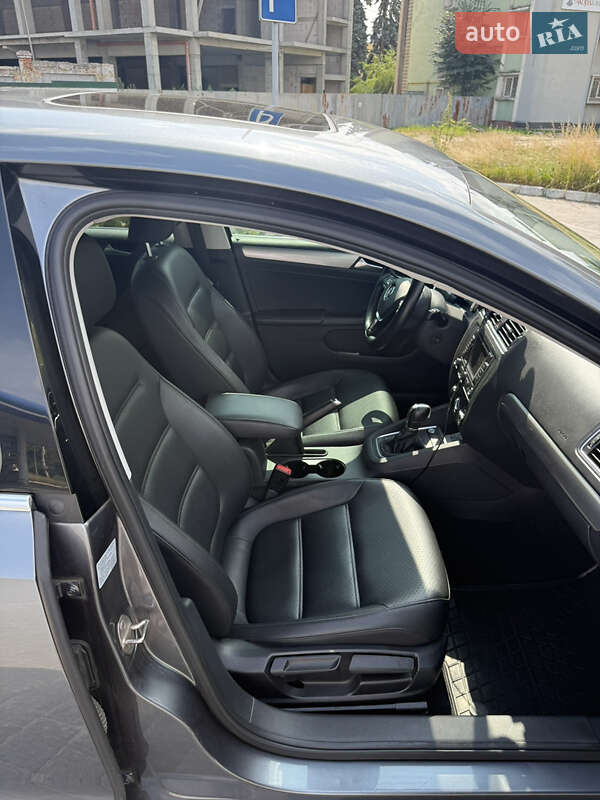 Седан Volkswagen Jetta 2014 в Львові