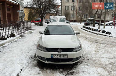 Седан Volkswagen Jetta 2013 в Львові