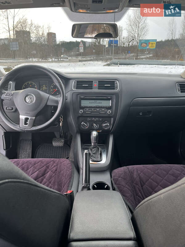 Седан Volkswagen Jetta 2011 в Обухове