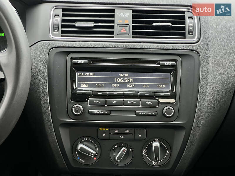 Седан Volkswagen Jetta 2015 в Києві фото 40 Седан Volkswagen Jetta 2015 в Києві