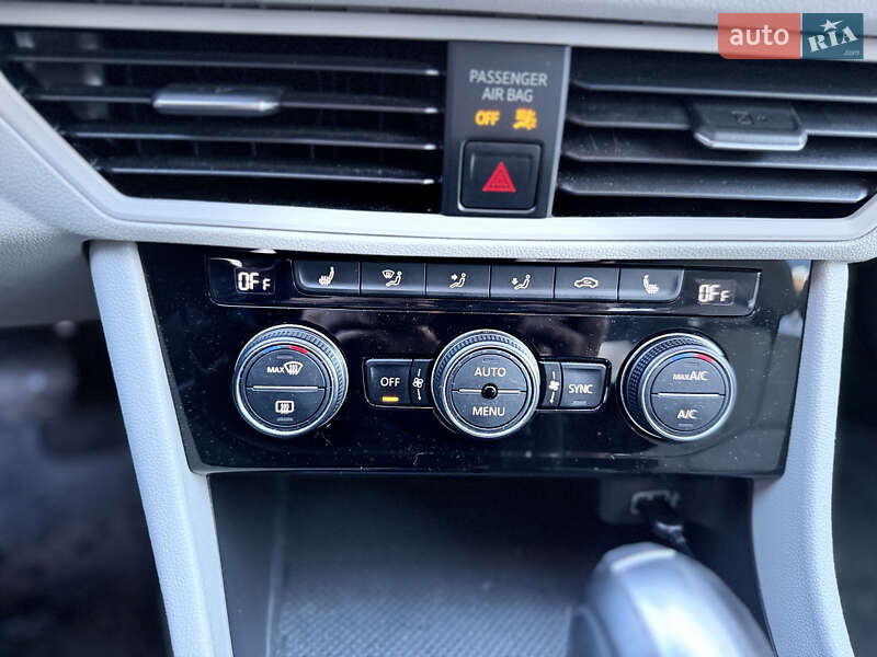 Седан Volkswagen Jetta 2019 в Львове