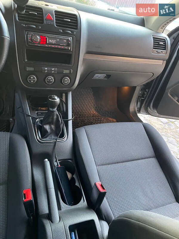 Седан Volkswagen Jetta 2006 в Тячеве