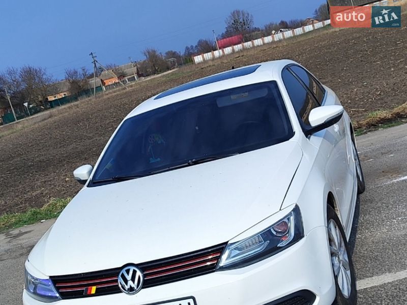 Седан Volkswagen Jetta 2012 в Ромнах