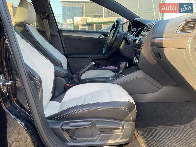 Седан Volkswagen Jetta 2016 в Вишневом фото 11 Седан Volkswagen Jetta 2016 в Вишневом