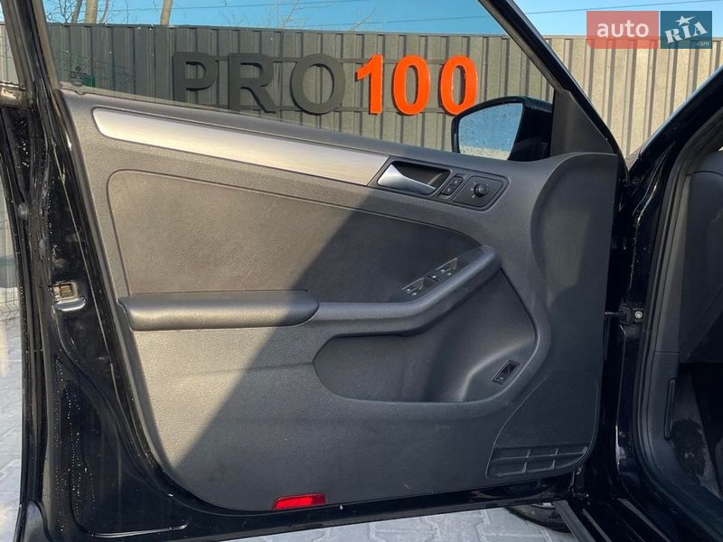 Седан Volkswagen Jetta 2016 в Вишневом фото 16 Седан Volkswagen Jetta 2016 в Вишневом