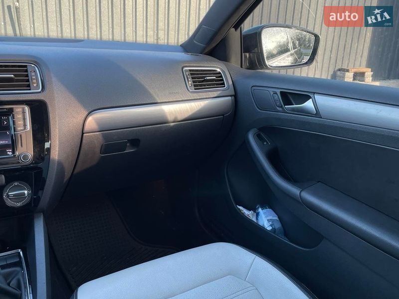 Седан Volkswagen Jetta 2016 в Вишневом фото 21 Седан Volkswagen Jetta 2016 в Вишневом
