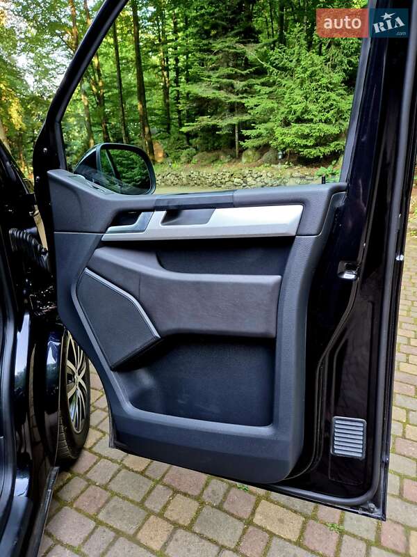 Минивэн Volkswagen Multivan 2017 в Сваляве
