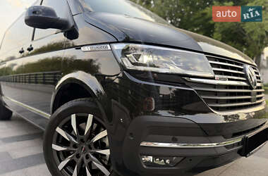 Минивэн Volkswagen Multivan 2023 в 