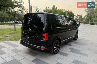 Минивэн Volkswagen Multivan 2023 в 