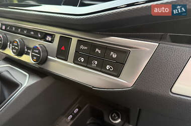 Минивэн Volkswagen Multivan 2023 в 